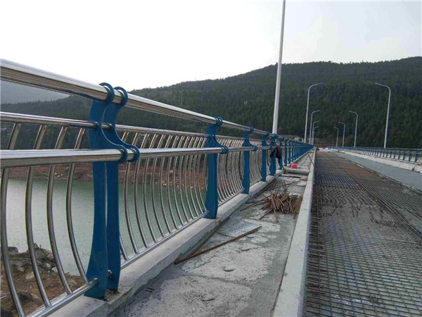 湛江不锈钢桥梁护栏的特点及其在桥梁安全中的重要作用