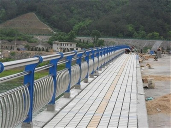 湛江不锈钢桥梁护栏的特性及其在现代建筑中的应用